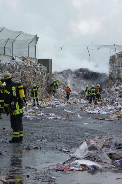 Löscharbeiten in Varel dauern an
