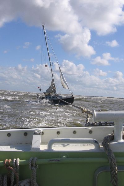 Seenotretter befreien Segelyacht