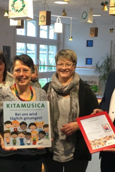 Kita erhält Urkunde