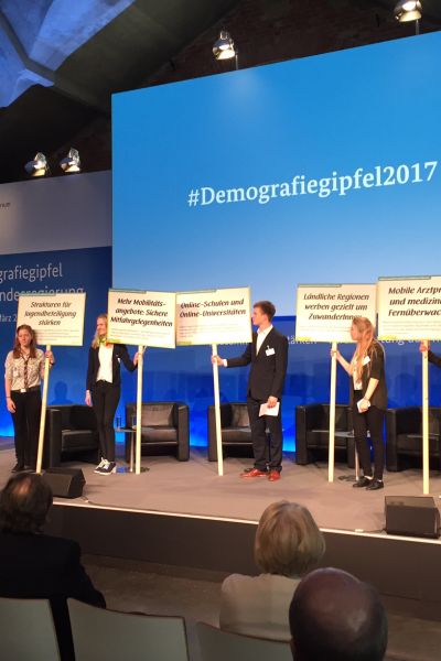 Friesländische Jugendliche bei Demografiegipfel in Berlin