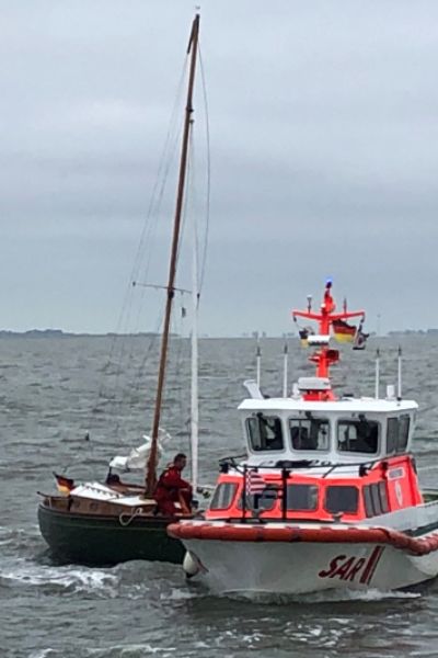 Seenotretter retten drei Menschen von Yacht