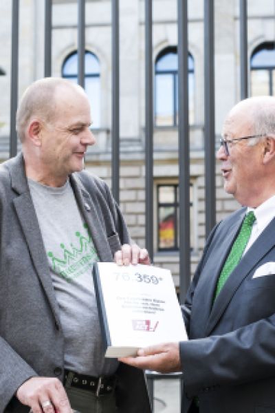 Wilhelmshavener übergibt Petition gegen Höcke