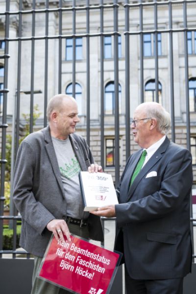 Wilhelmshavener übergibt Petition gegen Höcke