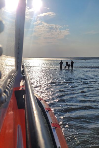 Seenotretter retten vier Menschen aus dem Watt