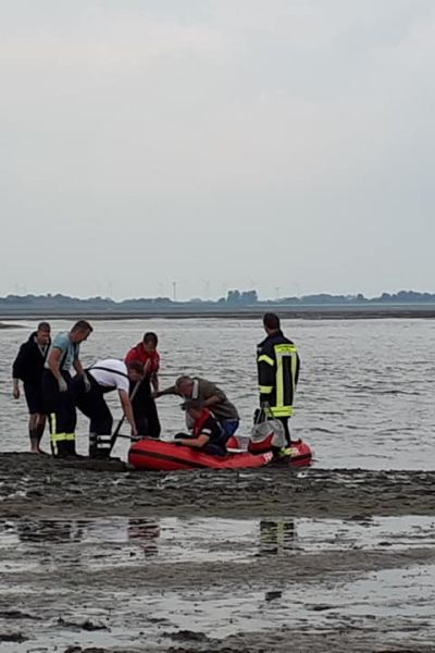 Wanderer bleiben im Watt stecken