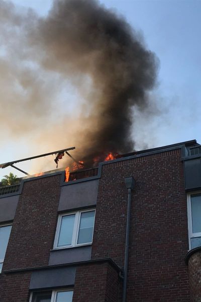 Feuerwehr löscht brennenden Balkon