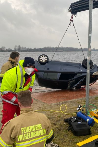 Feuerwehr birgt Auto aus Banter See