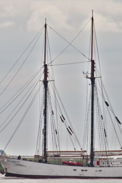 Frachtsegler AVONTUUR rettet 16 Menschen aus Seenot