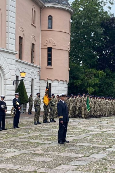 Wetterfahne wieder auf Schloss in Jever montiert
