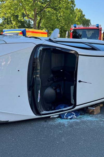 Auto kippt in Wilhelmshaven auf die Seite