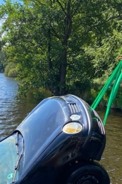Polizei findet Auto in Oldenburger See