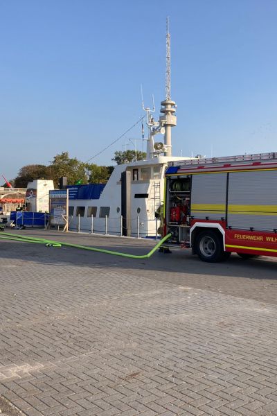 Feuerwehr löscht Brand auf Ausflugsschiff