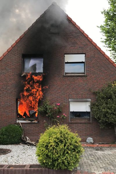 Zweifamilienhaus brennt aus