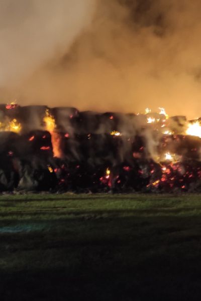 Strohballen geraten in Bockhorn in Brand