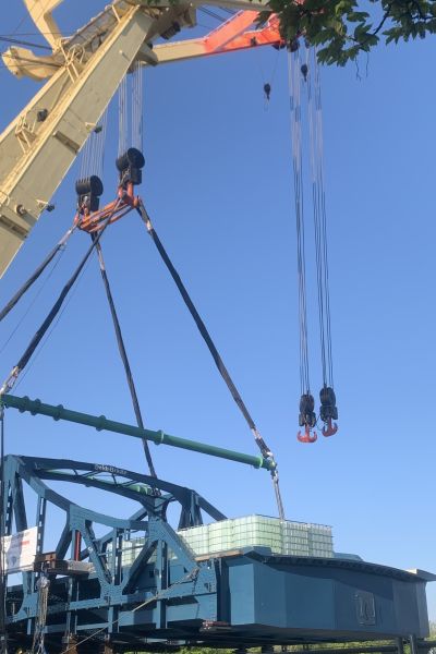 Deichbrücke öffnet für Fußgänger*innen beim Wochenende an der Jade