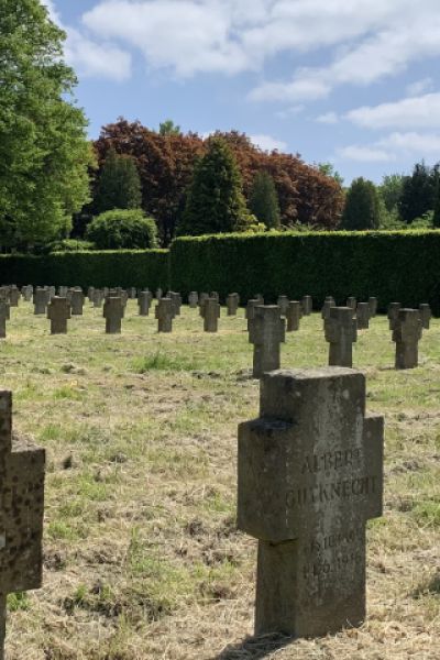 Schüler*innen pflegen den Ehrenfriedhof