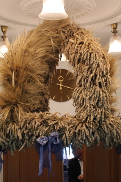 Landvolk übergibt Erntekrone an Vareler Rathaus