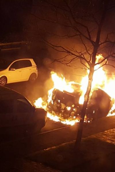 Unbekannte zünden Auto an