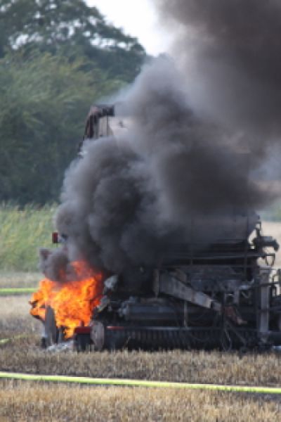 Brennende Ballenpresse verursacht Flächenbrand