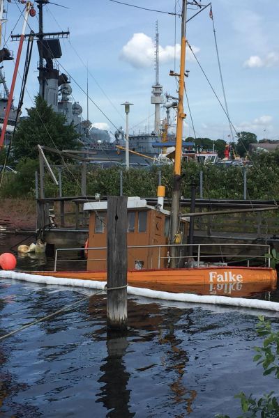 Fischkutter läuft voll und sinkt
