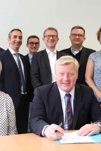 Bahnunternehmen unterschreiben Verpflichtung