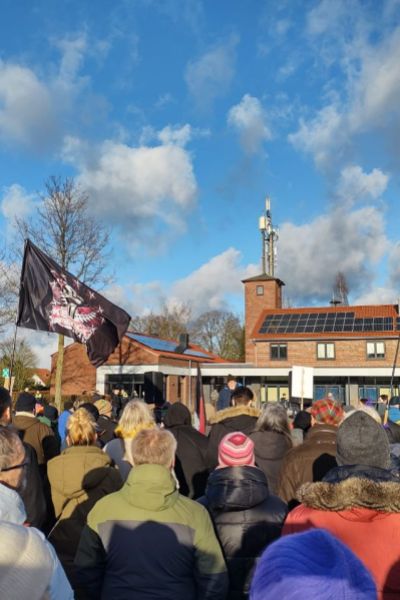 Mehr als 300 Menschen demonstrieren gegen AfD-Veranstaltung in Zetel