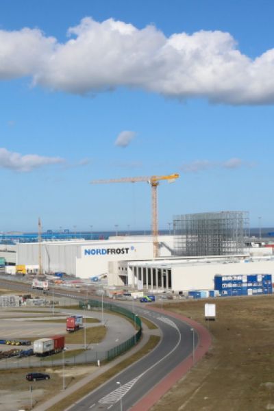 Jade-Weser-Port weiht ferngesteuerte Containerbrücken ein