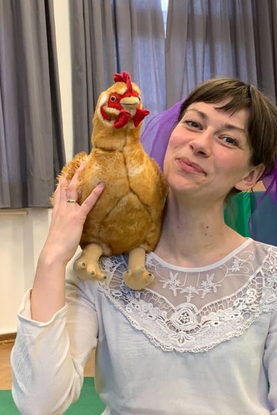 „Hallo Huhn“ von der JuLaBü startet in den Familienzentren