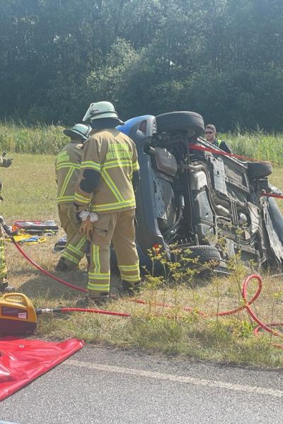 Rettungskräfte befreien Autofahrer nach Unfall