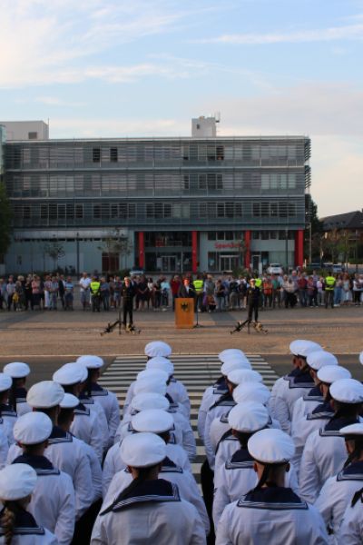 Erster Einsatzrückkehrerappell auf Rathausplatz Wilhelmshaven