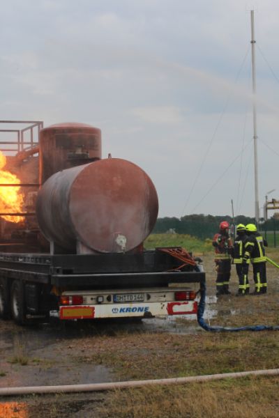 Freiwillige Feuerwehren Friedeburg üben auf dem Kavernengelände Etzel