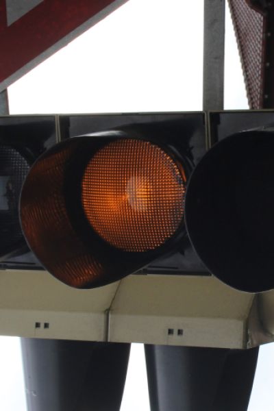 Sattelzug beschädigt Ampelanlage