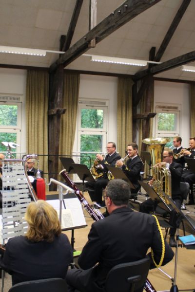 Marinemusikkorps spielt zum Kriegsgräbersammelauftakt