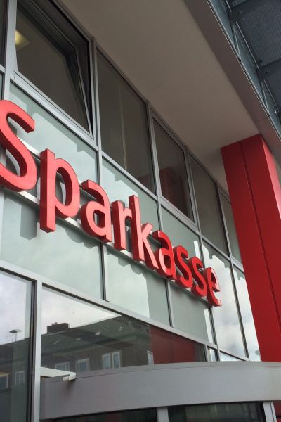 Sparkasse spendet sechs Tablet-PCs