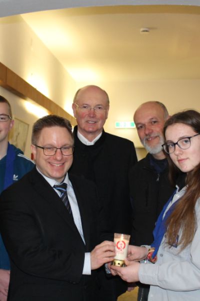 Friedenslicht im Rathaus Jever übergeben