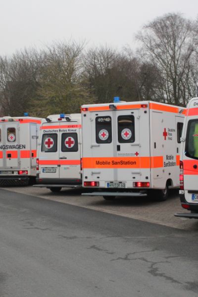 Verkehrsunfall zwischen PKW und Krankenwagen