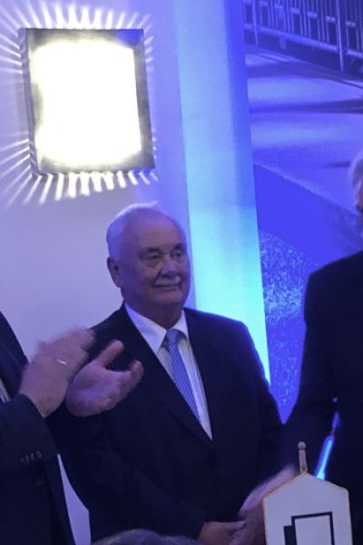 Ehrenschild für Wilfrid Adam