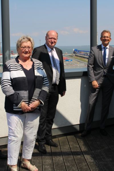 Finanzminister Hilber besucht JadeWeserPort