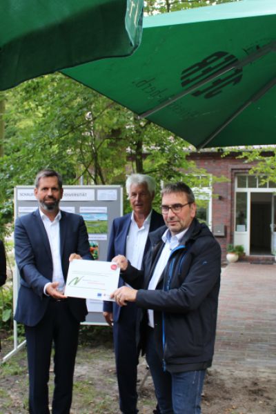 Lies übergibt Fördergelder für Naturschutzstiftung