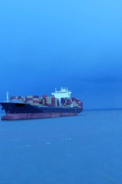 Sturm reißt Schiff am Containerhafen los