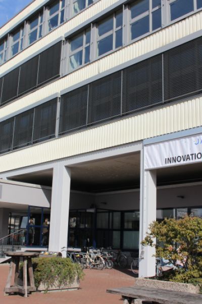 Unterschriften-Übergabe gegen Stiftungshochschule