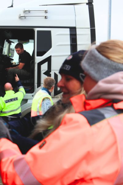 Polizei kontrolliert Güterverkehr auf der B210