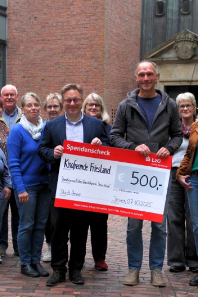 „Kinofreunde Friesland“ erhalten Spende aus Überschuss von „Jever klingt“