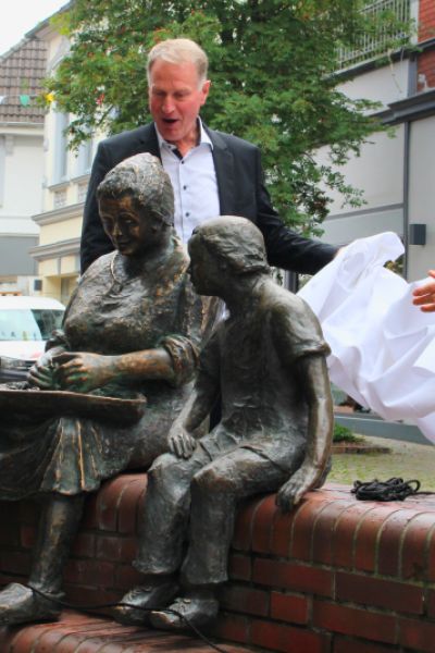 Krabbenpulerin zurück in Vareler Innenstadt