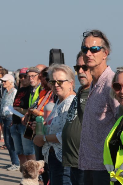 Menschenkette für sauberen Südstrand