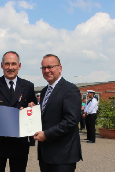 Wilhelmshaven: Pistorius übergibt Marine Patenschaftsurkunde