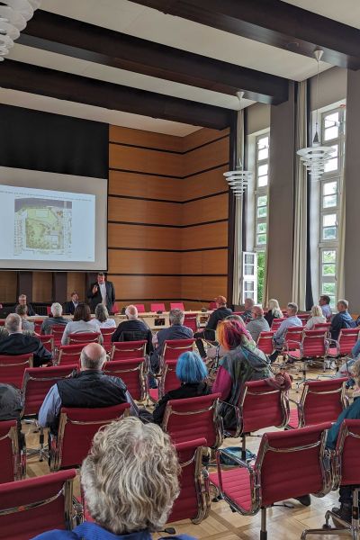 Dialog zur Stadthalle im Rathaus