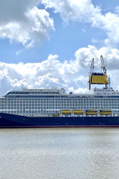 „Spirit of Adventure“ verlässt Baudockhalle der Meyer Werft