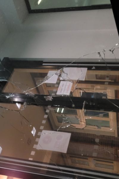 Mann nach Sachbeschädigung an Polizeigebäude festgenommen