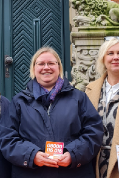 Sitzbank gegen Gewalt erreicht Rathaus Jever